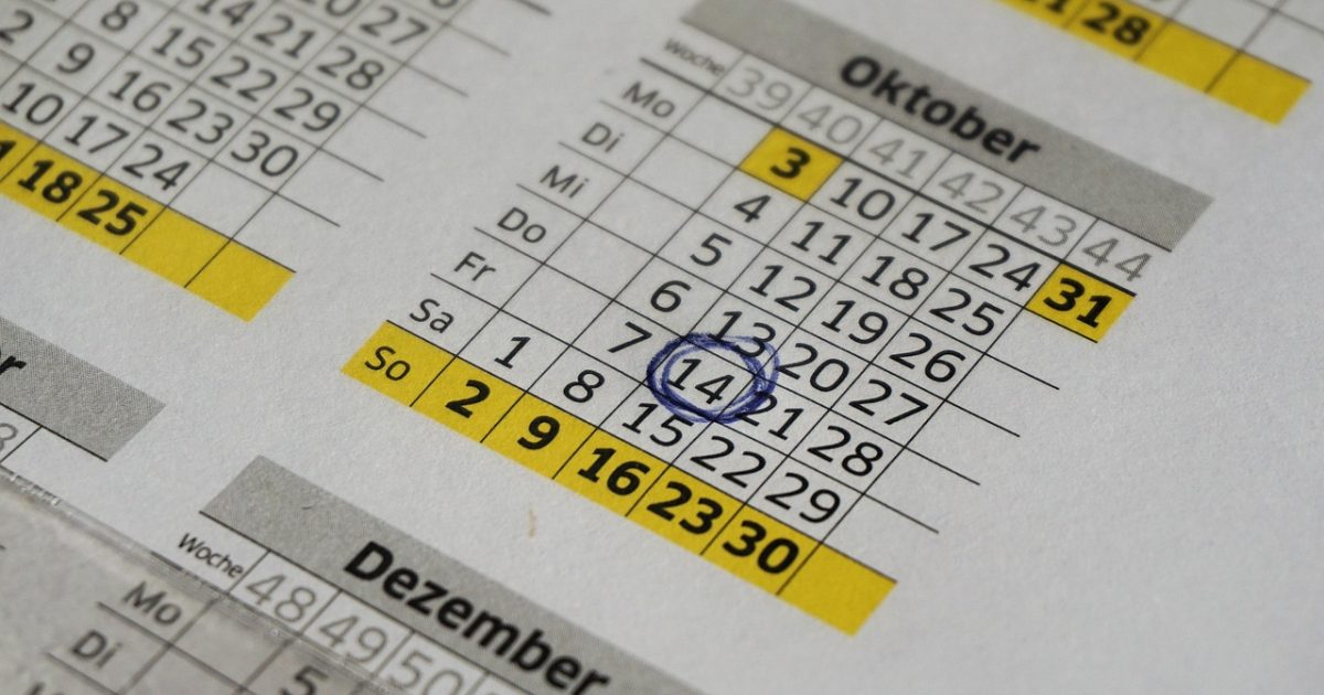 编辑在纸上逐条比对日期结果与系统日历，红笔圈出差异处，桌上摊着打印的清单与放大镜，呈现误差排查的细致场景